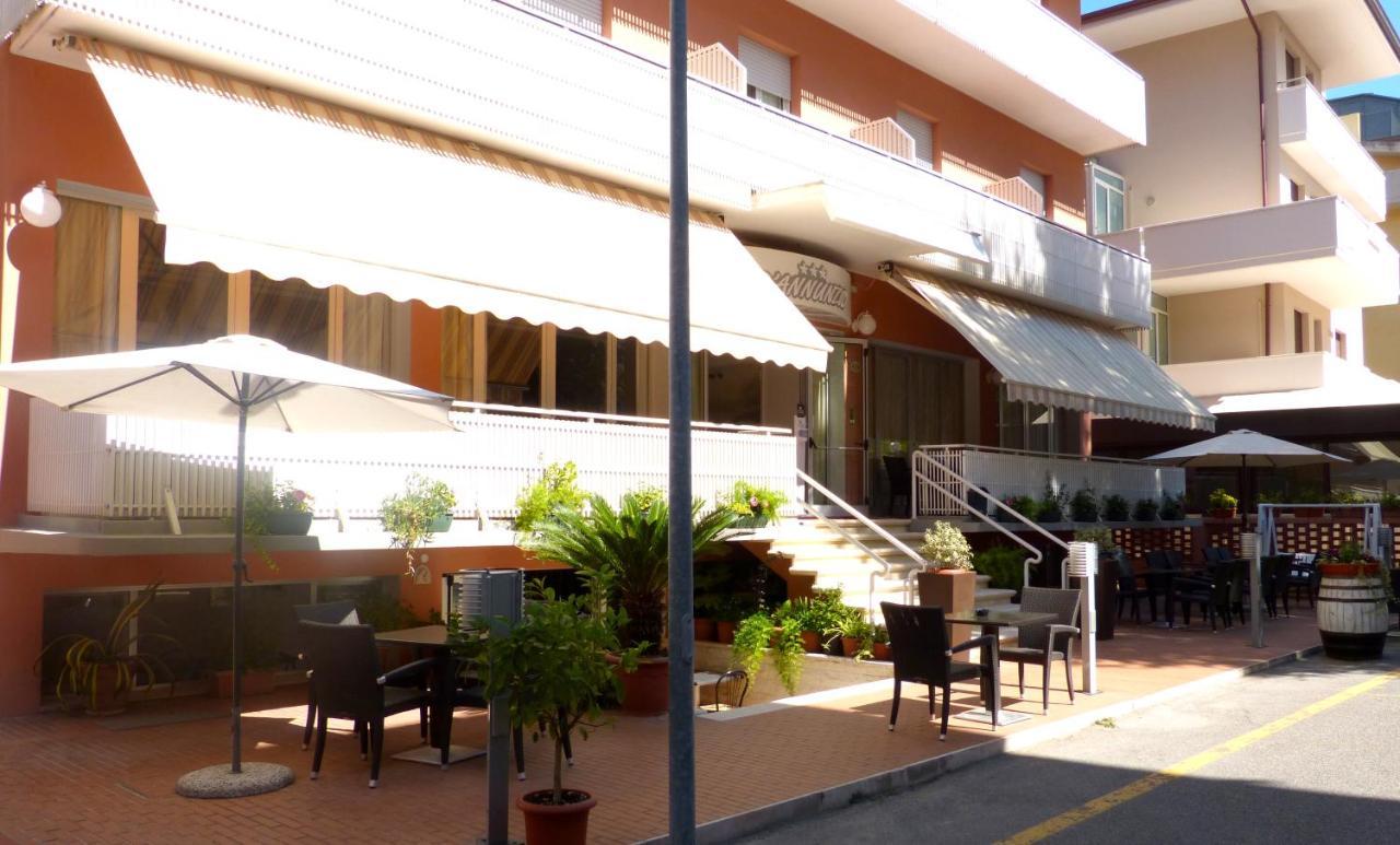 Hotel D'Annunzio Cattolica Exteriör bild