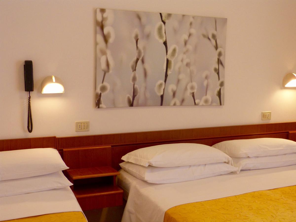 Hotel D'Annunzio Cattolica Exteriör bild